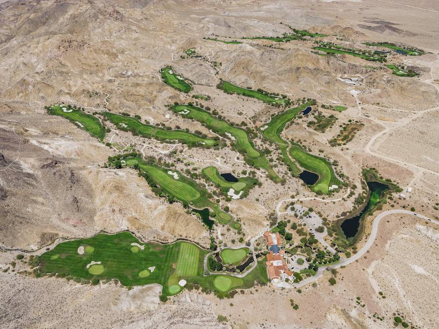 Nas colinas áridas de Las Vegas, as fotografias aéreas de Tom Hegen expõem a forte desconexão entre os exuberantes campos de golfe da cidade e os seus escassos recursos hídricos. Apenas 10% da água vem de um lugar e o resto vem de reservatórios distantes. Isso mostra que a busca por água para manter as coisas verdes é muito diferente do que se pensa. E é isso que as lentes de Tom Hegen capturam: a beleza paradoxal e o impacto ambiental destes oásis em forma de campos de golfe.