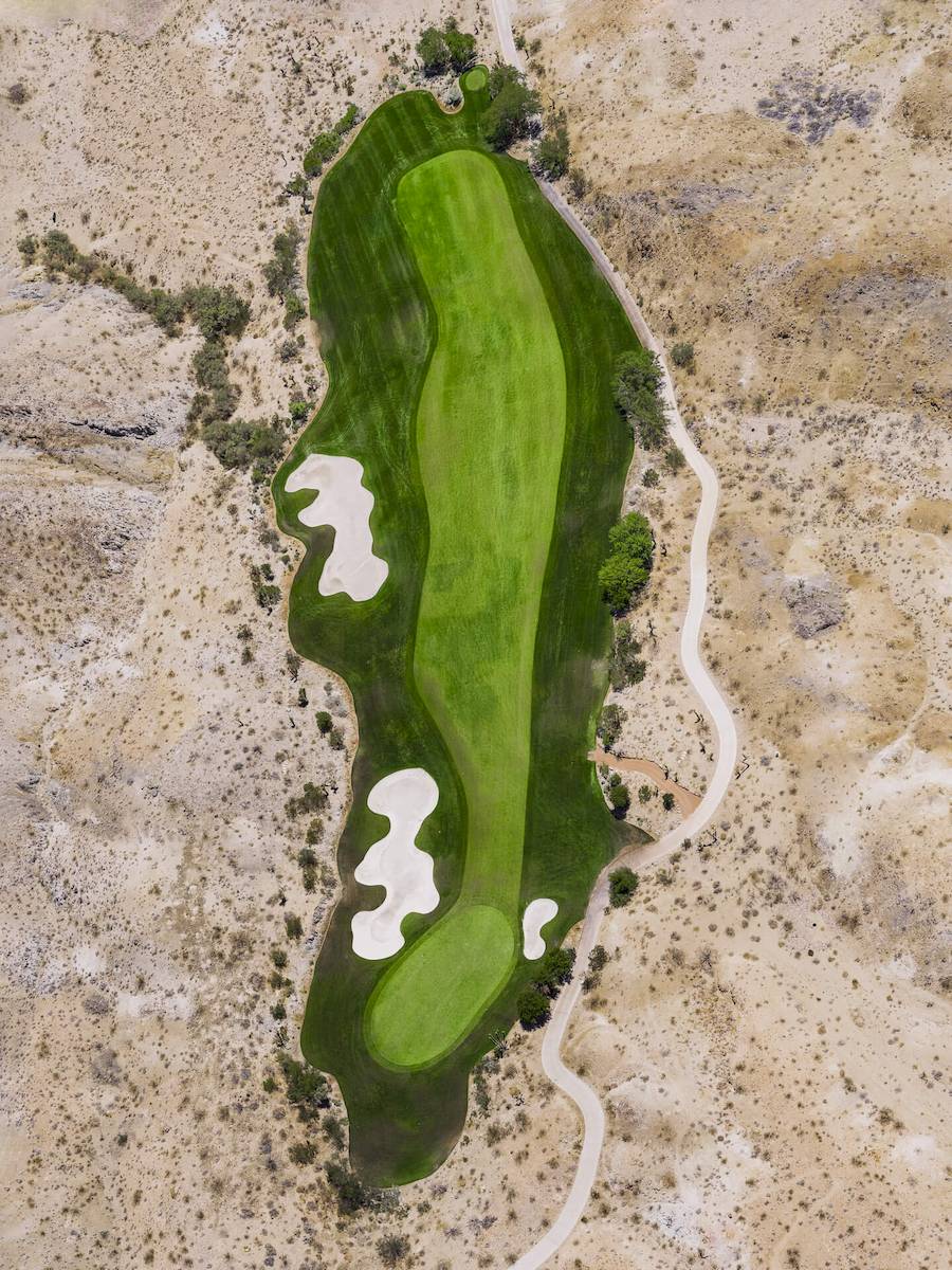 Nas colinas áridas de Las Vegas, as fotografias aéreas de Tom Hegen expõem a forte desconexão entre os exuberantes campos de golfe da cidade e os seus escassos recursos hídricos. Apenas 10% da água vem de um lugar e o resto vem de reservatórios distantes. Isso mostra que a busca por água para manter as coisas verdes é muito diferente do que se pensa. E é isso que as lentes de Tom Hegen capturam: a beleza paradoxal e o impacto ambiental destes oásis em forma de campos de golfe.