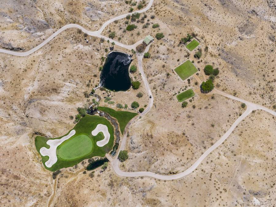 Nas colinas áridas de Las Vegas, as fotografias aéreas de Tom Hegen expõem a forte desconexão entre os exuberantes campos de golfe da cidade e os seus escassos recursos hídricos. Apenas 10% da água vem de um lugar e o resto vem de reservatórios distantes. Isso mostra que a busca por água para manter as coisas verdes é muito diferente do que se pensa. E é isso que as lentes de Tom Hegen capturam: a beleza paradoxal e o impacto ambiental destes oásis em forma de campos de golfe.