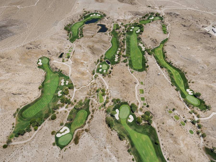 Nas colinas áridas de Las Vegas, as fotografias aéreas de Tom Hegen expõem a forte desconexão entre os exuberantes campos de golfe da cidade e os seus escassos recursos hídricos. Apenas 10% da água vem de um lugar e o resto vem de reservatórios distantes. Isso mostra que a busca por água para manter as coisas verdes é muito diferente do que se pensa. E é isso que as lentes de Tom Hegen capturam: a beleza paradoxal e o impacto ambiental destes oásis em forma de campos de golfe.