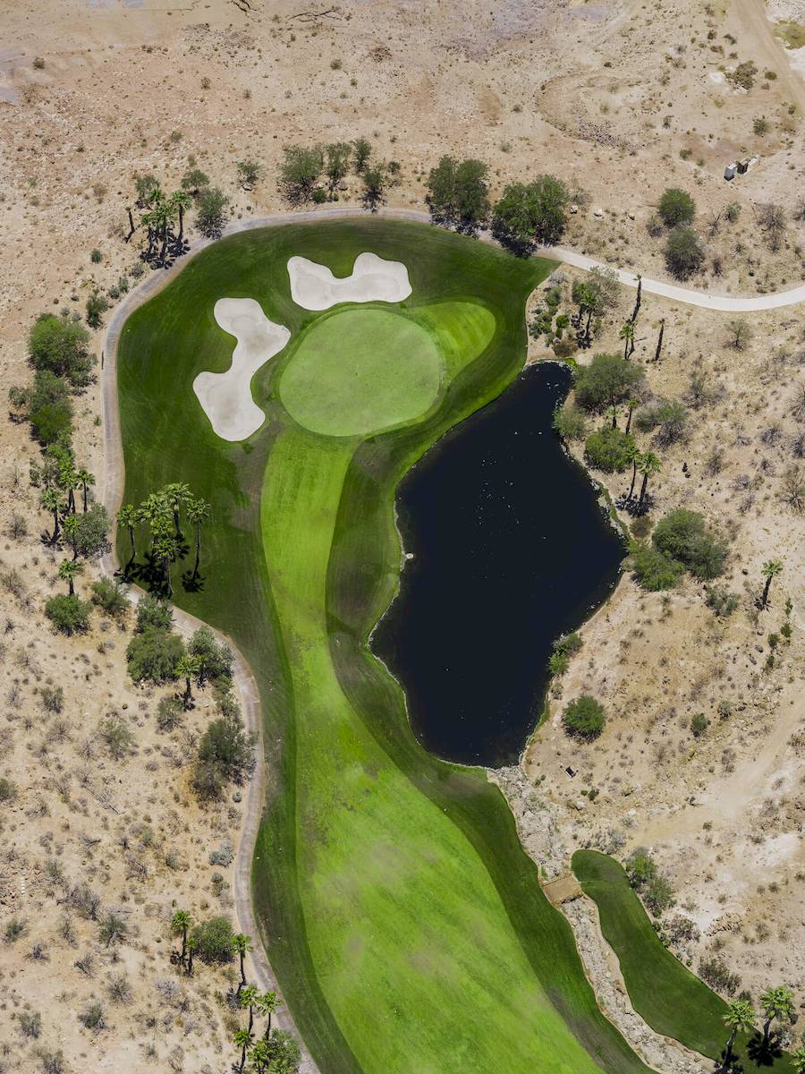 Nas colinas áridas de Las Vegas, as fotografias aéreas de Tom Hegen expõem a forte desconexão entre os exuberantes campos de golfe da cidade e os seus escassos recursos hídricos. Apenas 10% da água vem de um lugar e o resto vem de reservatórios distantes. Isso mostra que a busca por água para manter as coisas verdes é muito diferente do que se pensa. E é isso que as lentes de Tom Hegen capturam: a beleza paradoxal e o impacto ambiental destes oásis em forma de campos de golfe.