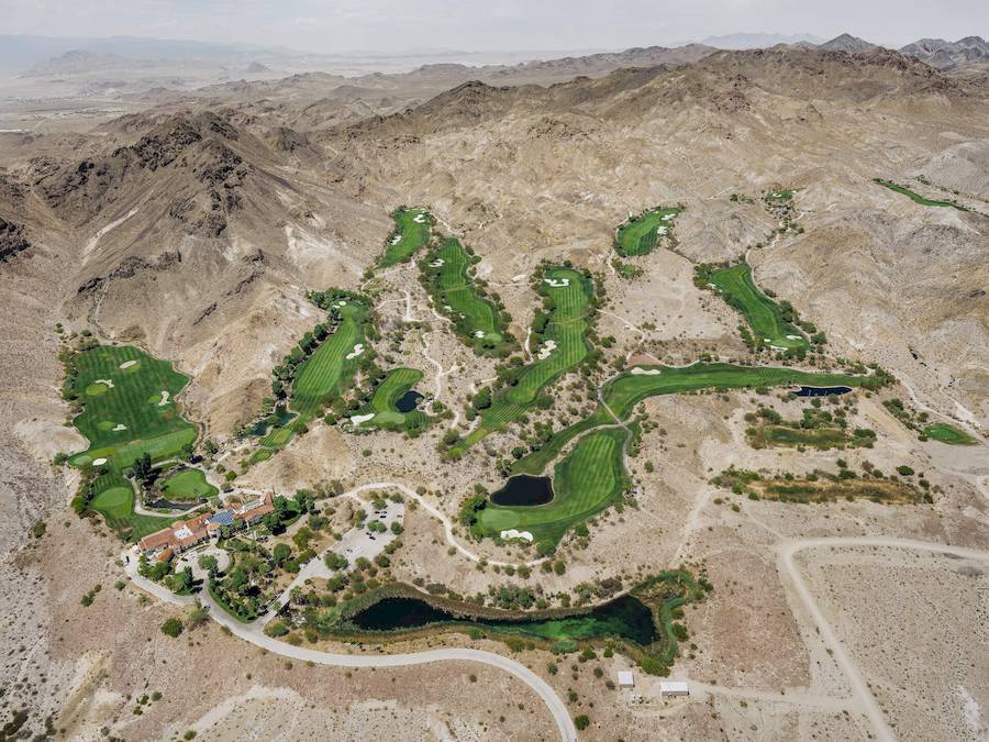 Nas colinas áridas de Las Vegas, as fotografias aéreas de Tom Hegen expõem a forte desconexão entre os exuberantes campos de golfe da cidade e os seus escassos recursos hídricos. Apenas 10% da água vem de um lugar e o resto vem de reservatórios distantes. Isso mostra que a busca por água para manter as coisas verdes é muito diferente do que se pensa. E é isso que as lentes de Tom Hegen capturam: a beleza paradoxal e o impacto ambiental destes oásis em forma de campos de golfe.