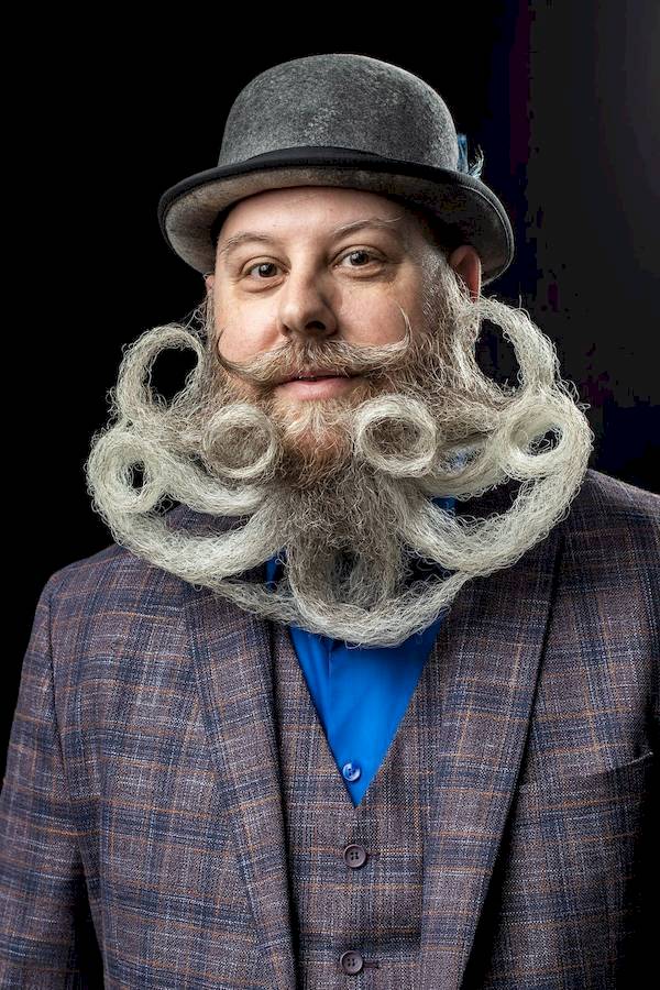 O Honest Amish National Beard and Moustache Championships é uma reunião dos entusiastas de pelos faciais mais robustos e elegantes dos dias de hoje e aconteceu recentemente na ensolarada Daytona Beach, na Flórida. O evento apresentou uma variedade de barbas e bigodes impressionantes, com competidores de todos os Estados Unidos competindo por cobiçados títulos.