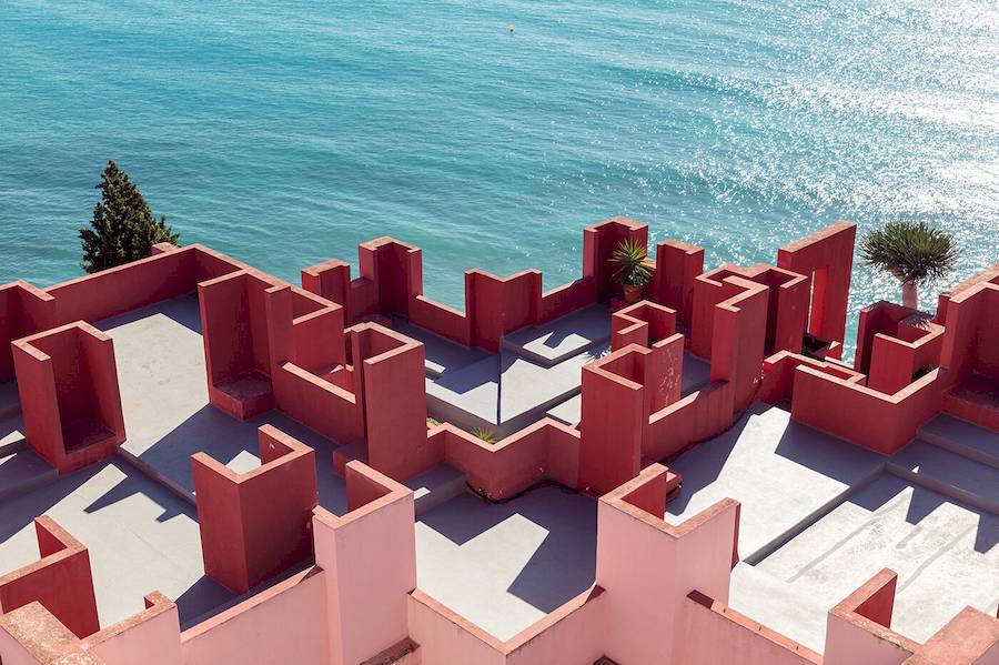 La Muralla Roja é conhecida como um conjunto habitacional com cinquenta espaços residenciais. Eles vêm em três estilos e tamanhos diferentes: apartamentos estúdio com cerca de 60 metros quadrados, apartamentos de dois quartos com cerca de 80 metros quadrados e apartamentos de três quartos com aproximadamente 120 metros quadrados. Ou seja, um tipo de apartamento para cada tipo diferente de pessoa e família.