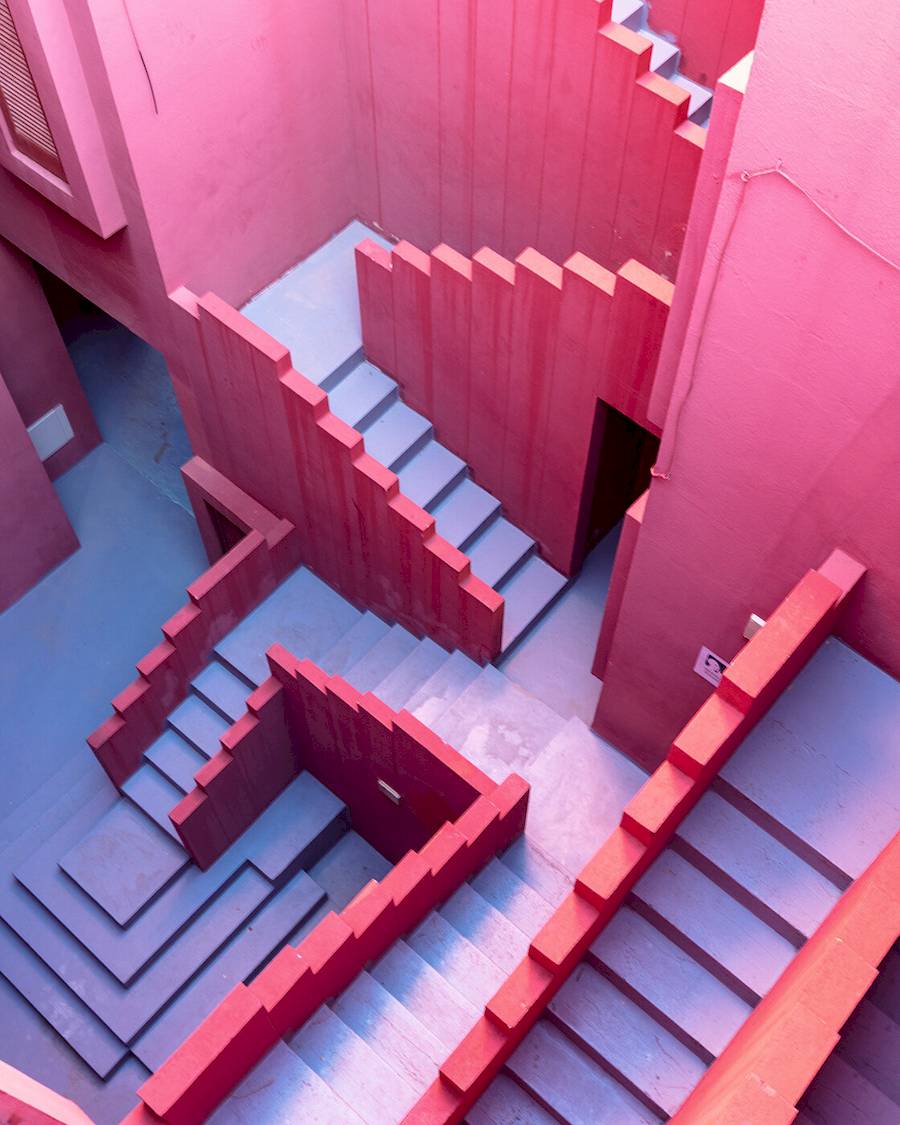 La Muralla Roja, que significa 'A Muralha Vermelha' em espanhol, é um complexo de apartamentos único em na cidade de Manzanera, na Espanha. Foi criada pelo arquiteto espanhol Ricardo Bofill para a Palomar S.A. em 1968 e foi concluída em 1973. Esta notável estrutura é considerada por muitos como uma das obras mais icônicas de Ricardo Bofill.