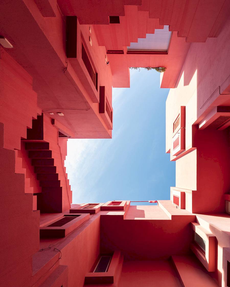 La Muralla Roja, que significa 'A Muralha Vermelha' em espanhol, é um complexo de apartamentos único em na cidade de Manzanera, na Espanha. Foi criada pelo arquiteto espanhol Ricardo Bofill para a Palomar S.A. em 1968 e foi concluída em 1973. Esta notável estrutura é considerada por muitos como uma das obras mais icônicas de Ricardo Bofill.
