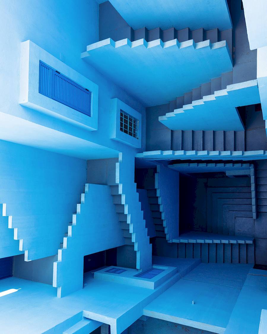 Mas, vamos falar um pouco mais sobre La Muralla Roja. Ao projetar este edifício, Ricardo Bofill inspirou-se na arquitetura das casbahs do norte da África e nos estilos árabes mediterrâneos. Ele usou dessas influências e referências e deu-lhes um toque moderno, incorporando elementos como escadas e pontes que conectam todos os apartamentos.