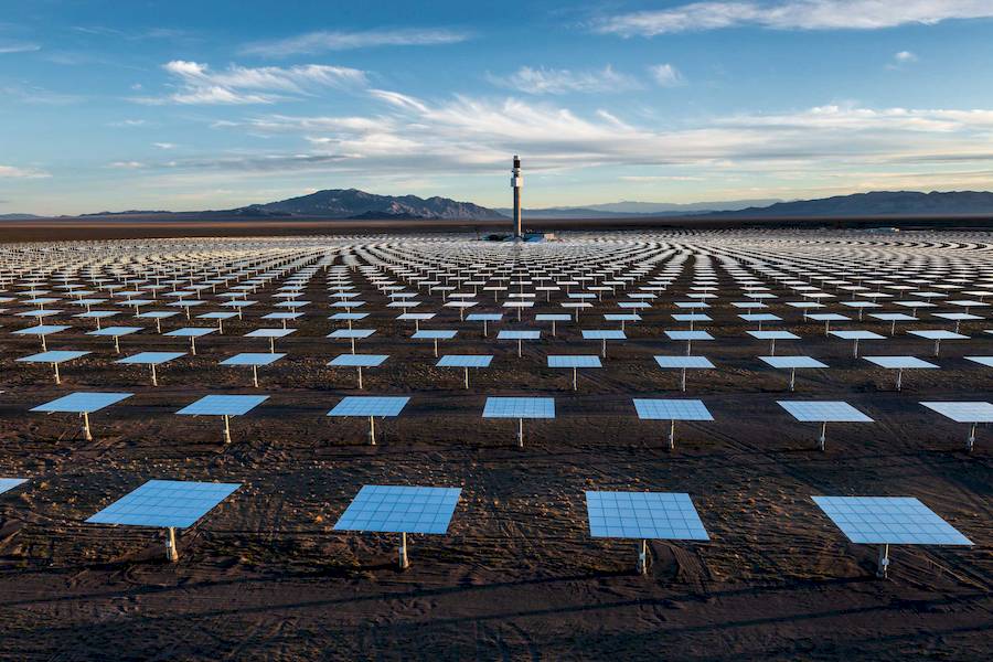 Jamey Stillings é um fotógrafo talentoso que embarcou numa jornada fotográfica chamada "Mudando Perspectivas: Energia Renovável e a Mudança da Paisagem Humana". Este extenso projeto tem como objetivo documentar o progresso global das fontes de energia renovável e, ao fazer isso, lançar uma nova luz nos esforços coletivos de indivíduos e comunidades para enfrentar as mudanças climáticas e criar um mundo sustentável para as gerações futuras.