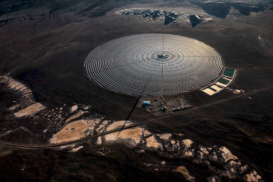 Jamey Stillings é um fotógrafo talentoso que embarcou numa jornada fotográfica chamada "Mudando Perspectivas: Energia Renovável e a Mudança da Paisagem Humana". Este extenso projeto tem como objetivo documentar o progresso global das fontes de energia renovável e, ao fazer isso, lançar uma nova luz nos esforços coletivos de indivíduos e comunidades para enfrentar as mudanças climáticas e criar um mundo sustentável para as gerações futuras.