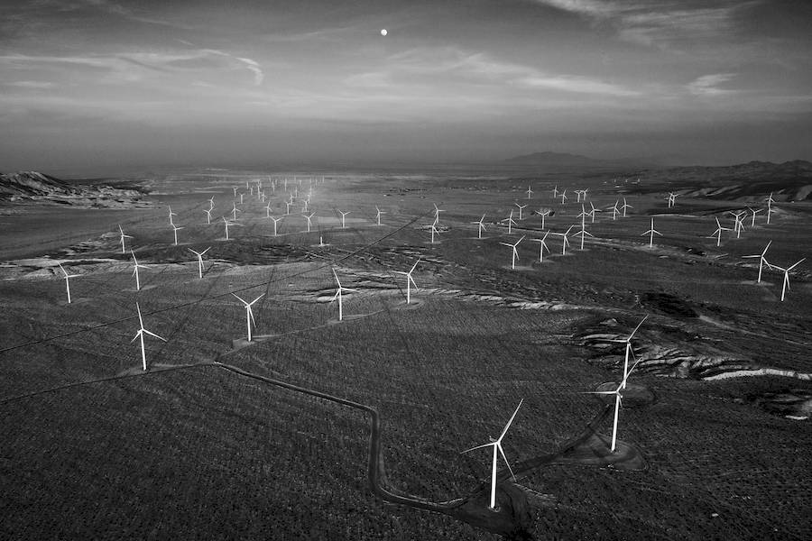 Jamey Stillings é um fotógrafo talentoso que embarcou numa jornada fotográfica chamada "Mudando Perspectivas: Energia Renovável e a Mudança da Paisagem Humana". Este extenso projeto tem como objetivo documentar o progresso global das fontes de energia renovável e, ao fazer isso, lançar uma nova luz nos esforços coletivos de indivíduos e comunidades para enfrentar as mudanças climáticas e criar um mundo sustentável para as gerações futuras.