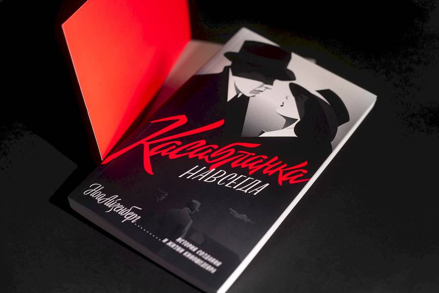 Olga Kovalenko é uma letrista apaixonada que explora o diversificado mundo das letras, mergulhando nas dimensões práticas e artísticas do lettering. E ela faz isso criando logotipos para design gráfico ou elaborando uma arte caligráfica quase ilegível. Dessa forma, ela encontra alegria nas infinitas possibilidades de letras. 