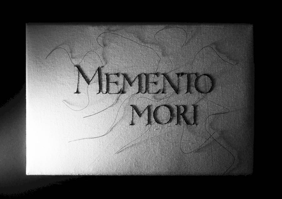 Olga Kovalenko é uma letrista apaixonada que explora o diversificado mundo das letras, mergulhando nas dimensões práticas e artísticas do lettering. E ela faz isso criando logotipos para design gráfico ou elaborando uma arte caligráfica quase ilegível. Dessa forma, ela encontra alegria nas infinitas possibilidades de letras. 