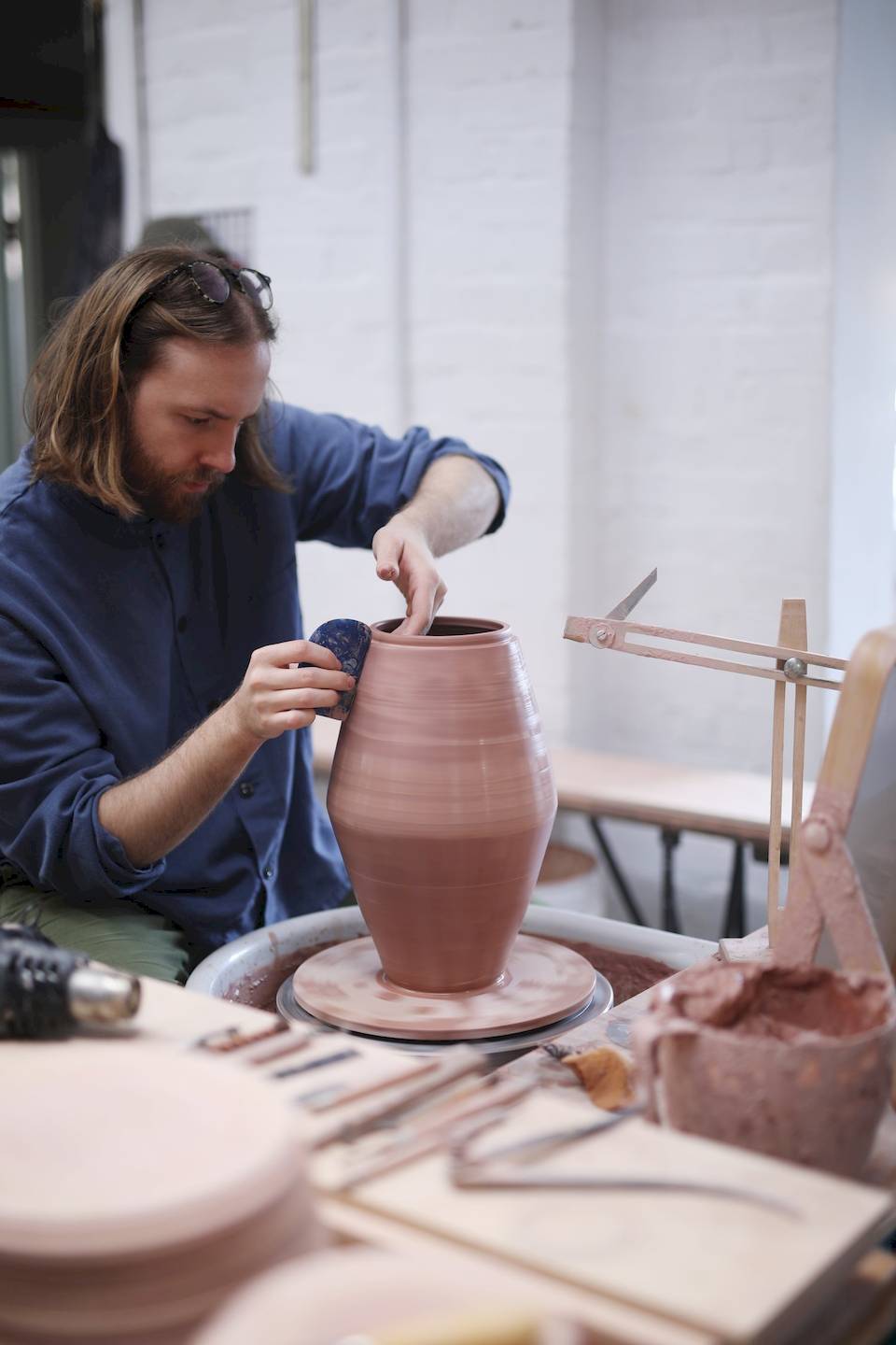 Seja bem vindo ao mundo de cerâmica de Florian Gadsby, direto do norte de Londres. É de lá que Florian Gadsby tem moldado a arte da cerâmica com paixão pela última década.