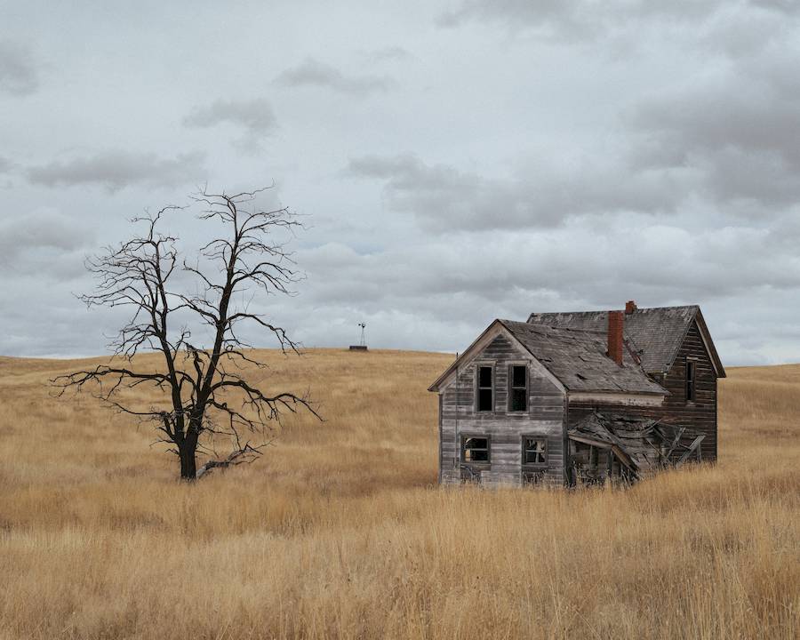 Acredito que Brendon Burton possui um talento único, uma forma especial de ver o mundo e ele usa disso para capturar a beleza de lugares quase esquecidos. As fotos que encontrei em seu portfólio evocam uma sensação de reflexão, de quietude e parecem convidar os espectadores e contemplar a passagem do tempo e as histórias que foram esquecidas nesses lugares abandonados. 