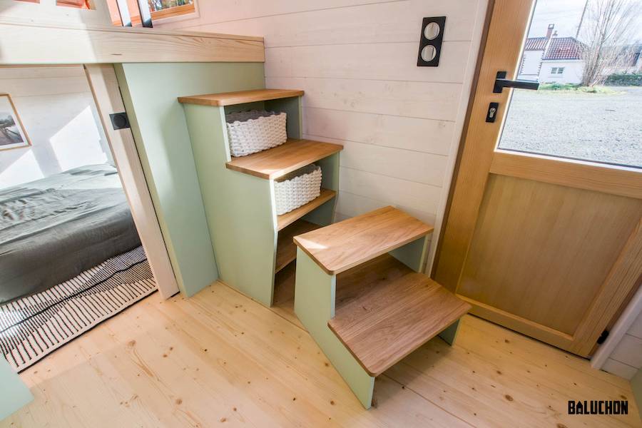 Uma coisa que sempre me incomoda quando vejo como alguns arquitetos trabalham com o design para casas minúsculas, é como elas costumam ter um mezanino elevado. E eu acredito que a designer industrial francesa Laëtitia Dupé, cofundadora da Baluchon, deveria ter se sentido incomodada com isso também.