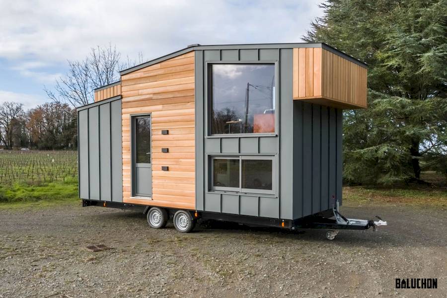 Uma coisa que sempre me incomoda quando vejo como alguns arquitetos trabalham com o design para casas minúsculas, é como elas costumam ter um mezanino elevado. E eu acredito que a designer industrial francesa Laëtitia Dupé, cofundadora da Baluchon, deveria ter se sentido incomodada com isso também.