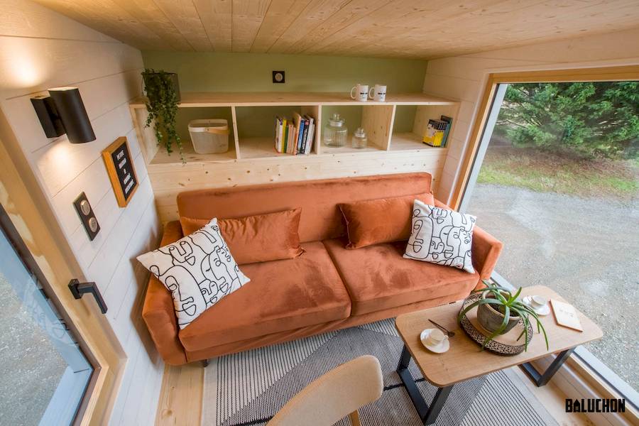 Uma coisa que sempre me incomoda quando vejo como alguns arquitetos trabalham com o design para casas minúsculas, é como elas costumam ter um mezanino elevado. E eu acredito que a designer industrial francesa Laëtitia Dupé, cofundadora da Baluchon, deveria ter se sentido incomodada com isso também.