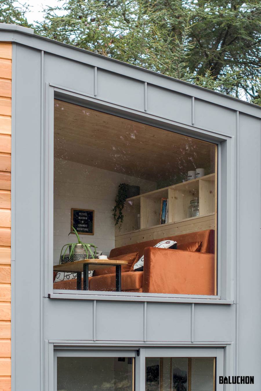 Uma coisa que sempre me incomoda quando vejo como alguns arquitetos trabalham com o design para casas minúsculas, é como elas costumam ter um mezanino elevado. E eu acredito que a designer industrial francesa Laëtitia Dupé, cofundadora da Baluchon, deveria ter se sentido incomodada com isso também.