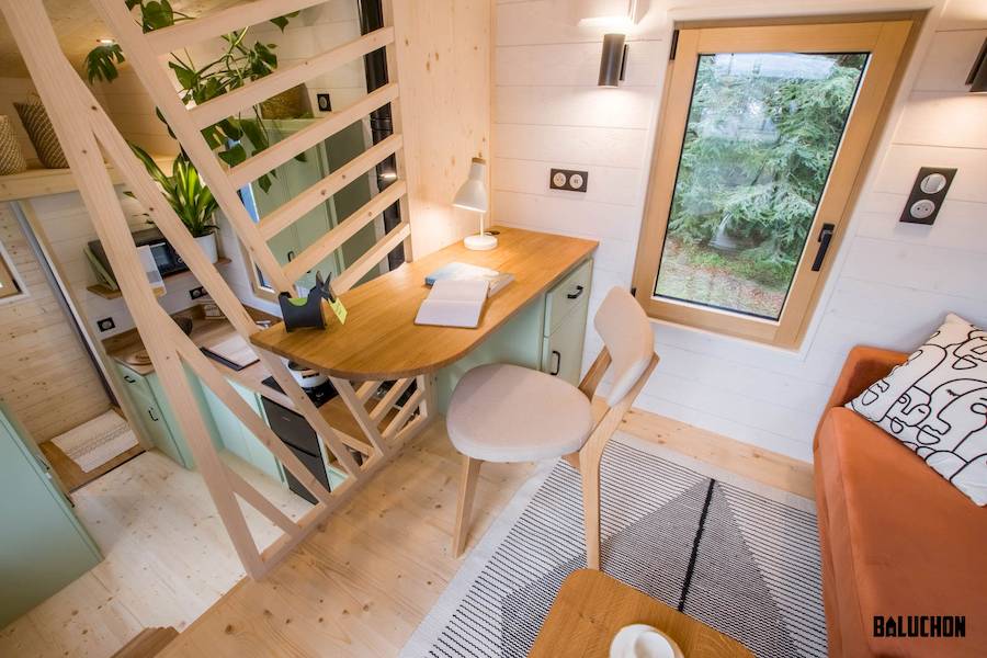 Uma coisa que sempre me incomoda quando vejo como alguns arquitetos trabalham com o design para casas minúsculas, é como elas costumam ter um mezanino elevado. E eu acredito que a designer industrial francesa Laëtitia Dupé, cofundadora da Baluchon, deveria ter se sentido incomodada com isso também.
