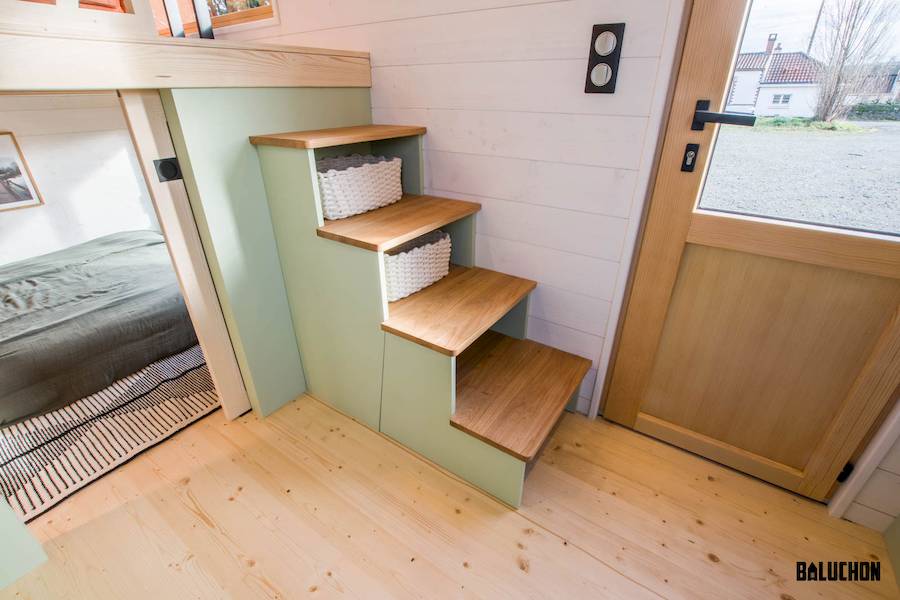 Uma coisa que sempre me incomoda quando vejo como alguns arquitetos trabalham com o design para casas minúsculas, é como elas costumam ter um mezanino elevado. E eu acredito que a designer industrial francesa Laëtitia Dupé, cofundadora da Baluchon, deveria ter se sentido incomodada com isso também.