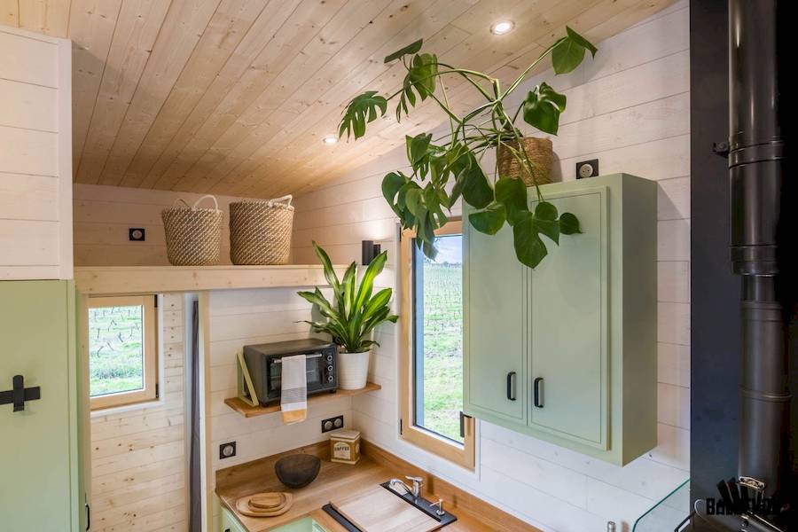 Uma coisa que sempre me incomoda quando vejo como alguns arquitetos trabalham com o design para casas minúsculas, é como elas costumam ter um mezanino elevado. E eu acredito que a designer industrial francesa Laëtitia Dupé, cofundadora da Baluchon, deveria ter se sentido incomodada com isso também.