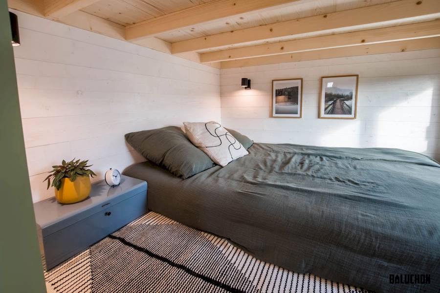 Uma coisa que sempre me incomoda quando vejo como alguns arquitetos trabalham com o design para casas minúsculas, é como elas costumam ter um mezanino elevado. E eu acredito que a designer industrial francesa Laëtitia Dupé, cofundadora da Baluchon, deveria ter se sentido incomodada com isso também.