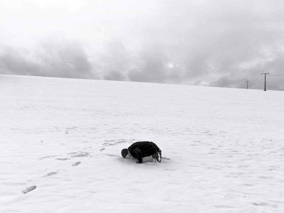 Foi em 2020 que Valentin Goppel embarcou numa viagem fotográfica enquanto tentava capturar a essência da confusão e desorientação que foram os primeiros momentos da pandemia de COVID-19. Foi com essas fotos que ele encontrou consolo e uma certa conexão com os seus amigos, utilizando de uma incerteza constante como ponto comum entre as suas imagens. 