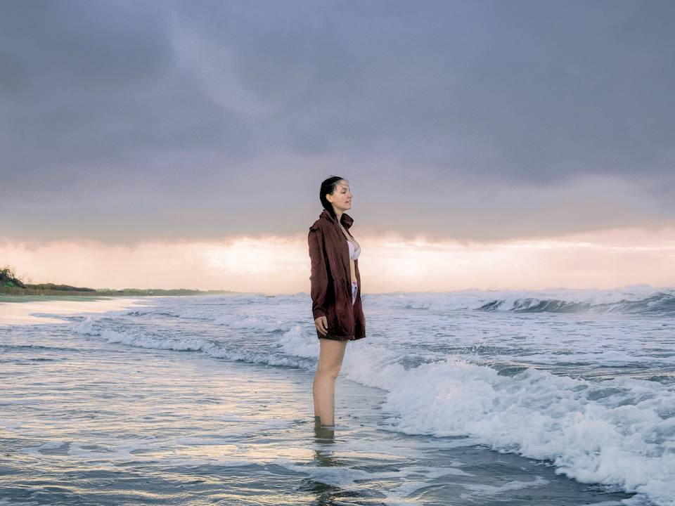 Foi em 2020 que Valentin Goppel embarcou numa viagem fotográfica enquanto tentava capturar a essência da confusão e desorientação que foram os primeiros momentos da pandemia de COVID-19. Foi com essas fotos que ele encontrou consolo e uma certa conexão com os seus amigos, utilizando de uma incerteza constante como ponto comum entre as suas imagens. 