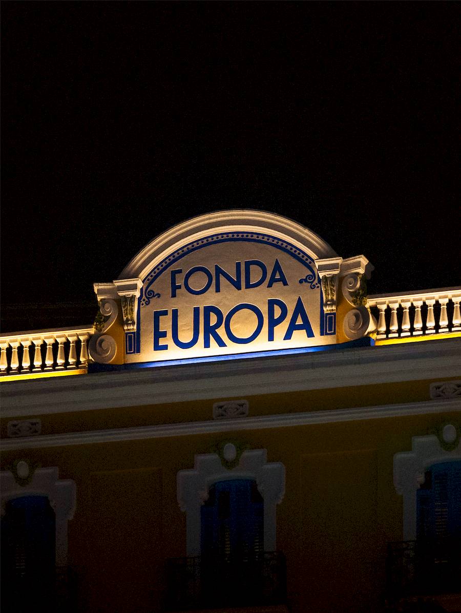 Algumas vezes, as melhores ideias estão bem na sua frente. Para a equipe de design do Requena Office, a inspiração para o novo visual do Fonda Europa estava escondida à vista de todos: o belo edifício Art Déco do próprio restaurante. 