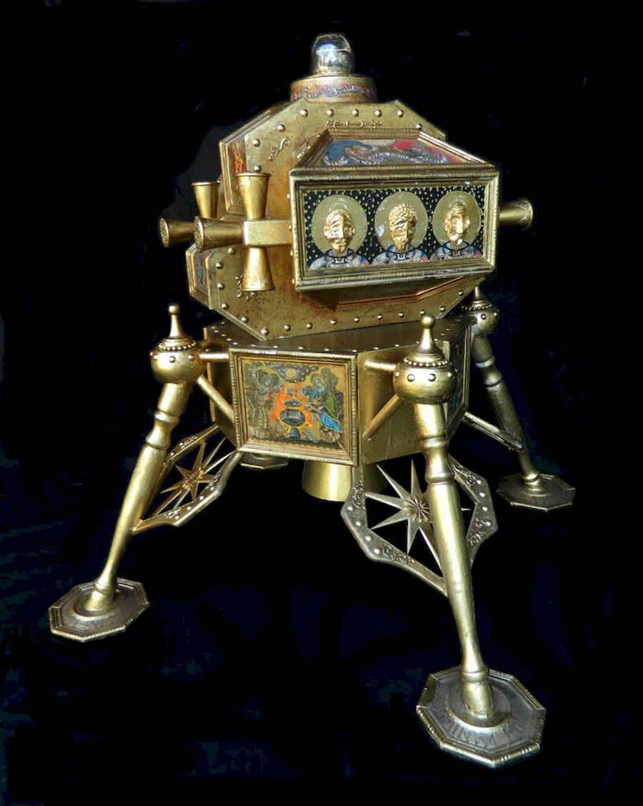 Dale Cox não é um artista comum. Este criador australiano contemporâneo trabalha com diversas ferramentas artísticas: cinema, pintura e escultura fazem parte de seu kit de ferramentas. Porém o que o torna único é como ele adora misturar todas essas referências e ferramentas – e como ele usa objetos encontrados como ponto de partida para transformações incríveis.