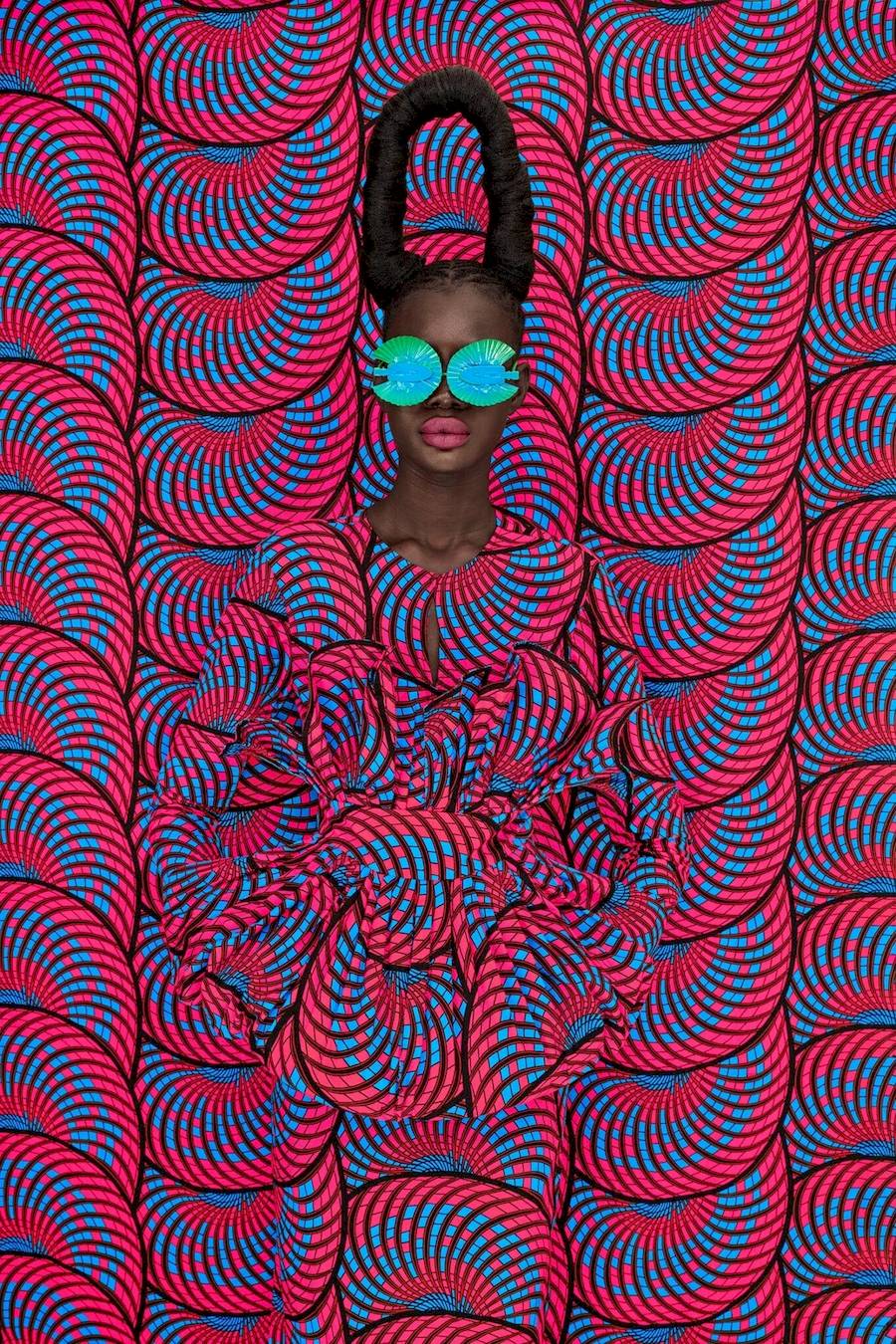 Através das suas lentes, Thandiwe Muriu, uma fotógrafa visionária de Nairobi, no Quênia, nos convida a uma odisseia colorida e introspectiva. Com um compromisso de redefinir o retrato africano contemporâneo, o trabalho de Thandiwe Muriu mostra a sua proeza artística e cria um testemunho da autonomia das mulheres na sociedade moderna.
