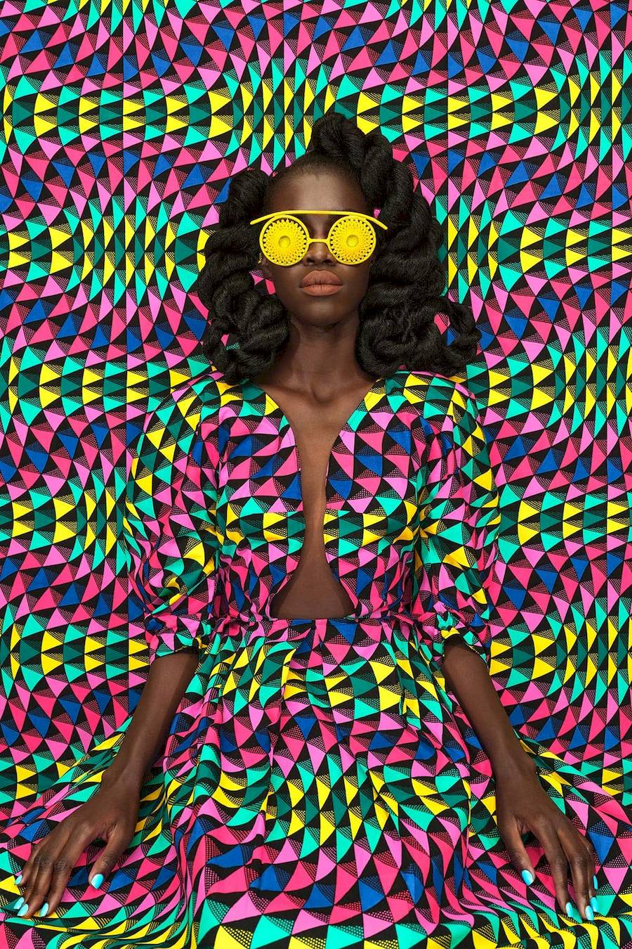 Através das suas lentes, Thandiwe Muriu, uma fotógrafa visionária de Nairobi, no Quênia, nos convida a uma odisseia colorida e introspectiva. Com um compromisso de redefinir o retrato africano contemporâneo, o trabalho de Thandiwe Muriu mostra a sua proeza artística e cria um testemunho da autonomia das mulheres na sociedade moderna.