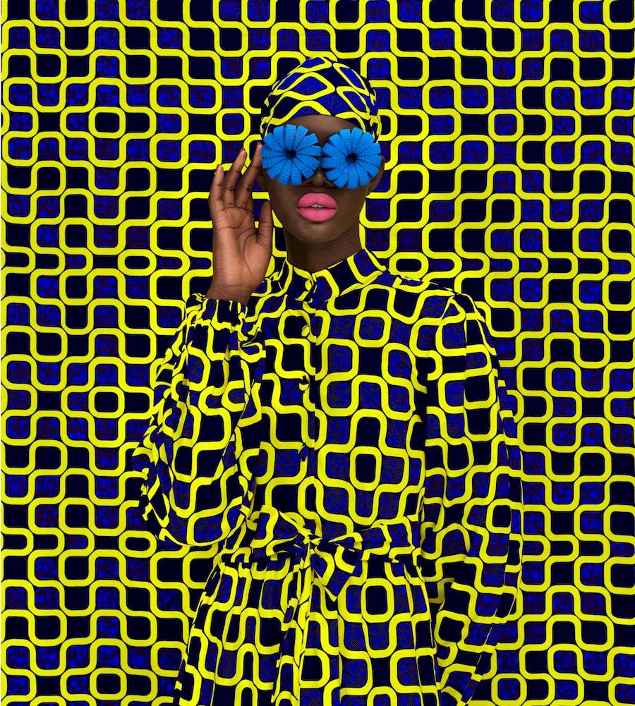 Através das suas lentes, Thandiwe Muriu, uma fotógrafa visionária de Nairobi, no Quênia, nos convida a uma odisseia colorida e introspectiva. Com um compromisso de redefinir o retrato africano contemporâneo, o trabalho de Thandiwe Muriu mostra a sua proeza artística e cria um testemunho da autonomia das mulheres na sociedade moderna.