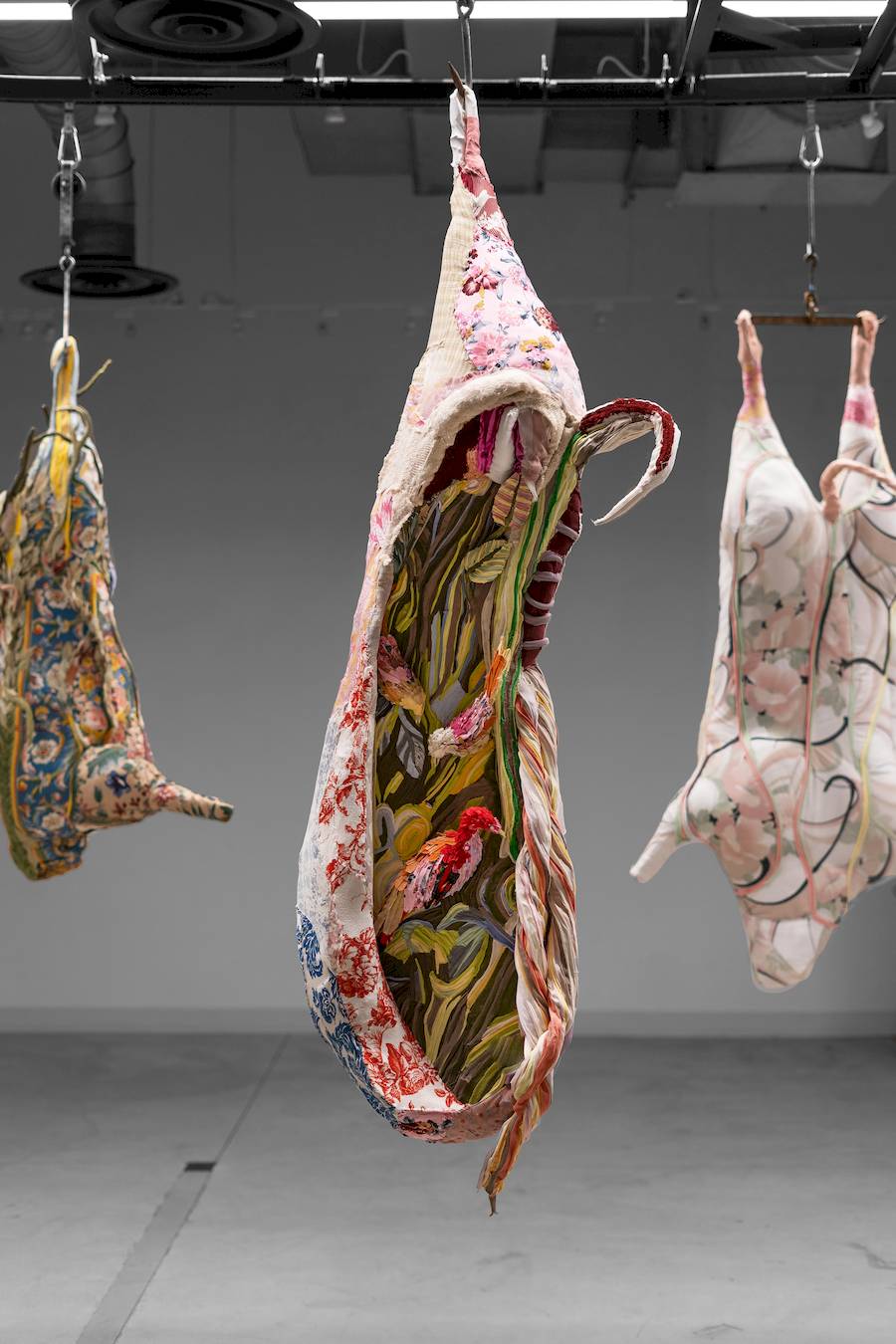 Tamara Kostianovsky é uma artista argentina-americana conhecida por sua abordagem do ambiente, da violência e da cultura do consumo. E ela manifesta a sua visão artística por meio de um meio único: roupas descartadas.