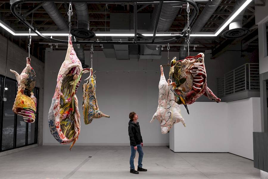 Tamara Kostianovsky é uma artista argentina-americana conhecida por sua abordagem do ambiente, da violência e da cultura do consumo. E ela manifesta a sua visão artística por meio de um meio único: roupas descartadas.