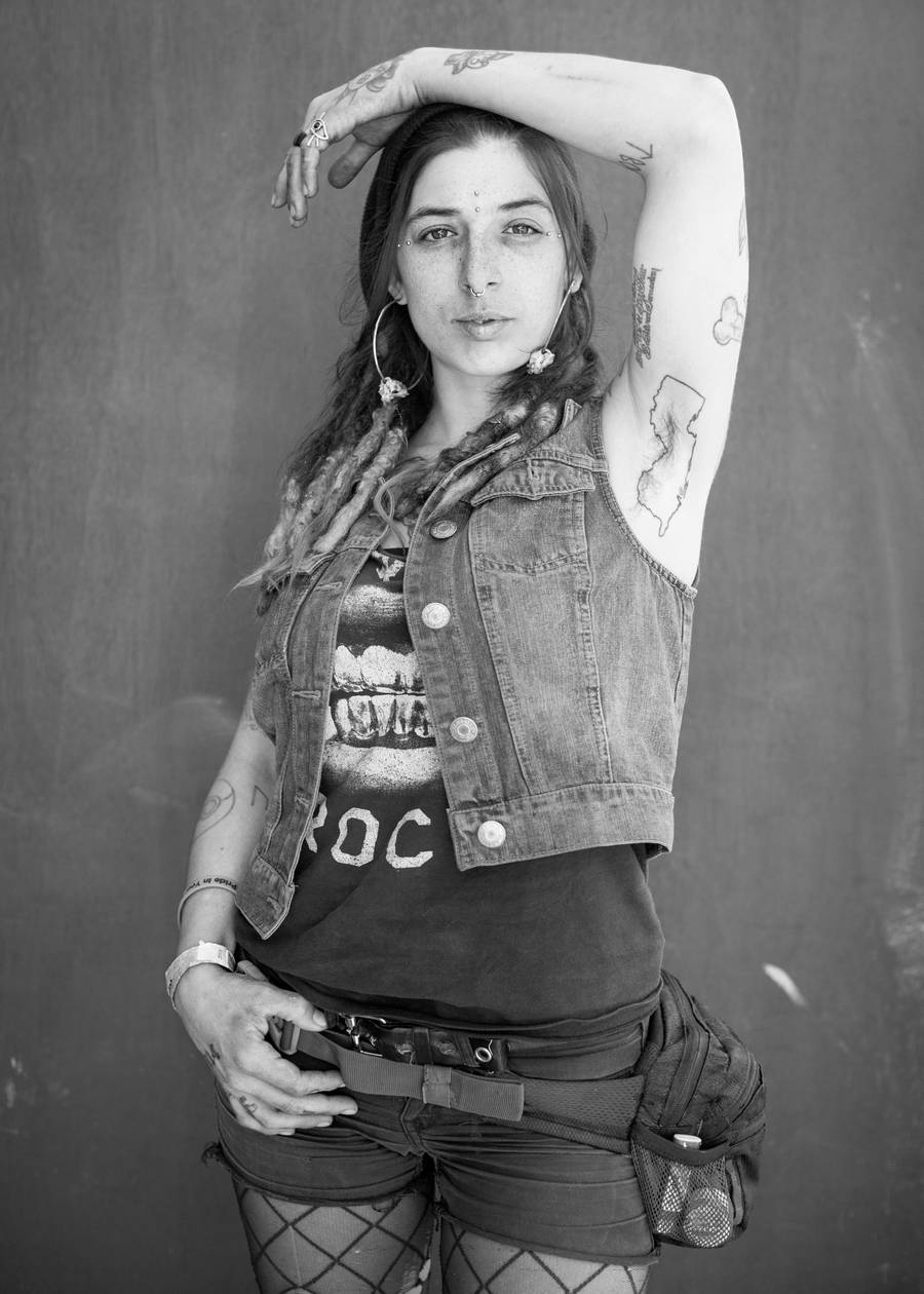O projeto fotográfico “Lost & Found” de Michael Joseph não envolve apenas belíssimas fotos . Este projeto tem como objetivo explorar a vida de jovens americanos que abandonaram os seus familiares tradicionais para seguir uma vida de estrada.