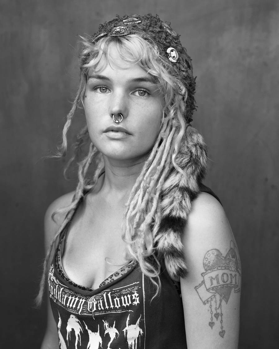 O projeto fotográfico “Lost & Found” de Michael Joseph não envolve apenas belíssimas fotos . Este projeto tem como objetivo explorar a vida de jovens americanos que abandonaram os seus familiares tradicionais para seguir uma vida de estrada.