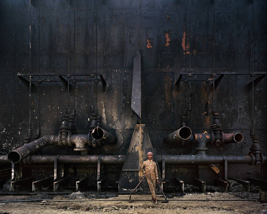 Edward Burtynsky é um renomado fotógrafo canadense conhecido por suas imagens em grande escala que capturam a sofisticada relação entre os humanos e o meio ambiente. Um dos seus projetos mais poderosos recebeu o nome de Shipbreaking, e nele o fotógrafo nos leva às costas arenosas do Bangladesh e da Índia, onde enormes petroleiros encontram o seu destino.