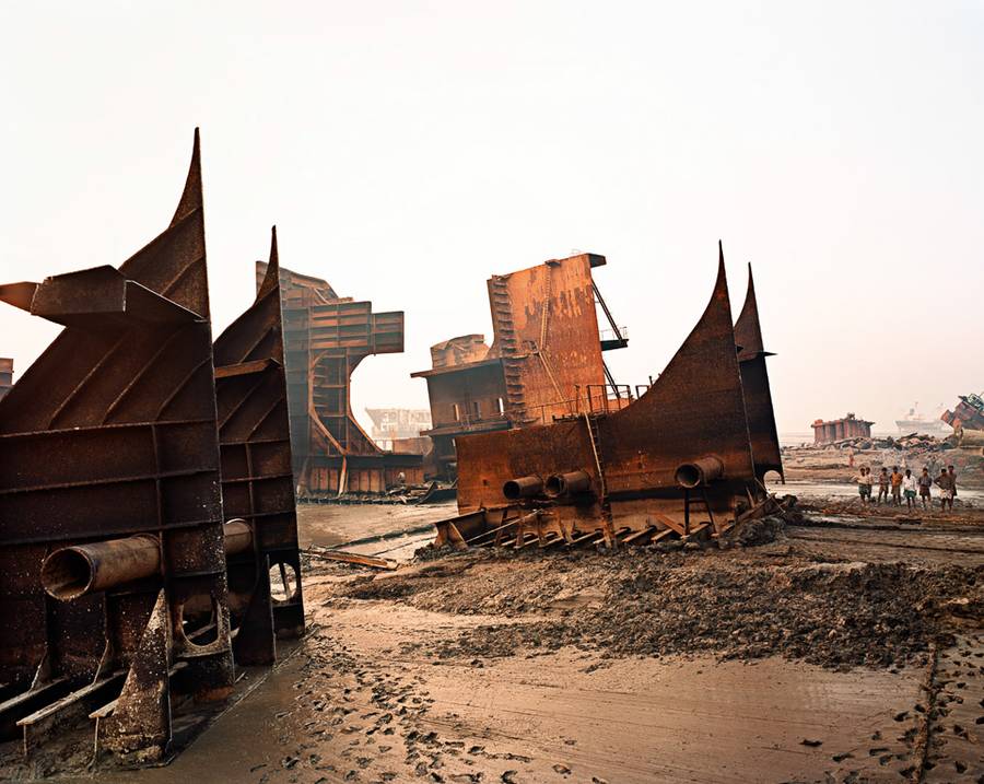 Edward Burtynsky é um renomado fotógrafo canadense conhecido por suas imagens em grande escala que capturam a sofisticada relação entre os humanos e o meio ambiente. Um dos seus projetos mais poderosos recebeu o nome de Shipbreaking, e nele o fotógrafo nos leva às costas arenosas do Bangladesh e da Índia, onde enormes petroleiros encontram o seu destino.
