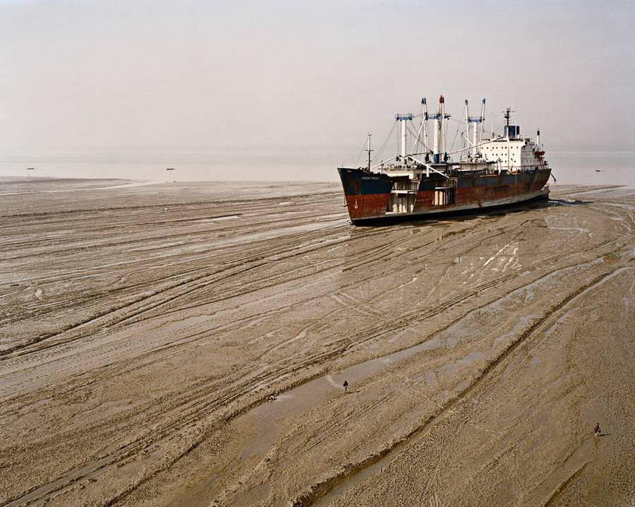 Edward Burtynsky é um renomado fotógrafo canadense conhecido por suas imagens em grande escala que capturam a sofisticada relação entre os humanos e o meio ambiente. Um dos seus projetos mais poderosos recebeu o nome de Shipbreaking, e nele o fotógrafo nos leva às costas arenosas do Bangladesh e da Índia, onde enormes petroleiros encontram o seu destino.