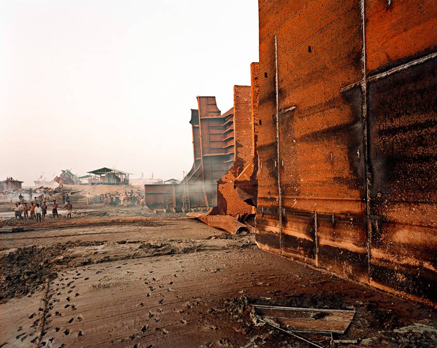 Edward Burtynsky é um renomado fotógrafo canadense conhecido por suas imagens em grande escala que capturam a sofisticada relação entre os humanos e o meio ambiente. Um dos seus projetos mais poderosos recebeu o nome de Shipbreaking, e nele o fotógrafo nos leva às costas arenosas do Bangladesh e da Índia, onde enormes petroleiros encontram o seu destino.