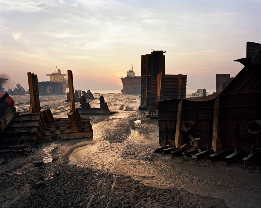 Edward Burtynsky é um renomado fotógrafo canadense conhecido por suas imagens em grande escala que capturam a sofisticada relação entre os humanos e o meio ambiente. Um dos seus projetos mais poderosos recebeu o nome de Shipbreaking, e nele o fotógrafo nos leva às costas arenosas do Bangladesh e da Índia, onde enormes petroleiros encontram o seu destino.