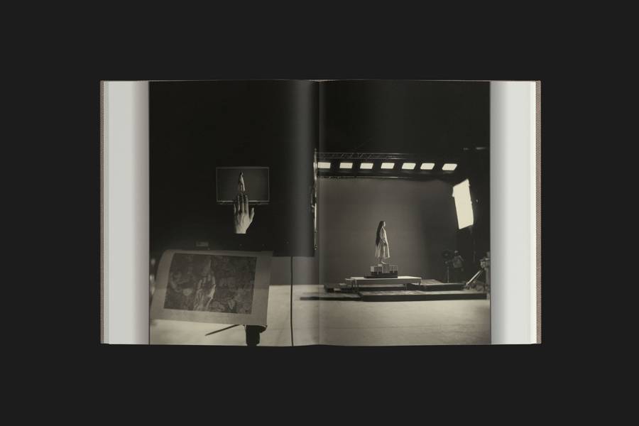 O renomado cineasta grego Yorgos Lanthimos, conhecido por seus filmes visualmente impressionantes e muitas vezes perturbadores, embarcou na fotografia com o seu último livro, chamado "Dear God, the Parthenon is still broken". Esta belíssima coleção de imagens oferece um vislumbre nos bastidores do último filme de Yorgos Lanthimos, “Poor Things”.