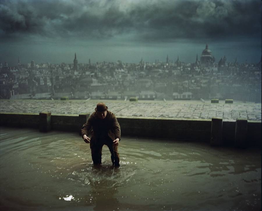 O renomado cineasta grego Yorgos Lanthimos, conhecido por seus filmes visualmente impressionantes e muitas vezes perturbadores, embarcou na fotografia com o seu último livro, chamado "Dear God, the Parthenon is still broken". Esta belíssima coleção de imagens oferece um vislumbre nos bastidores do último filme de Yorgos Lanthimos, “Poor Things”.