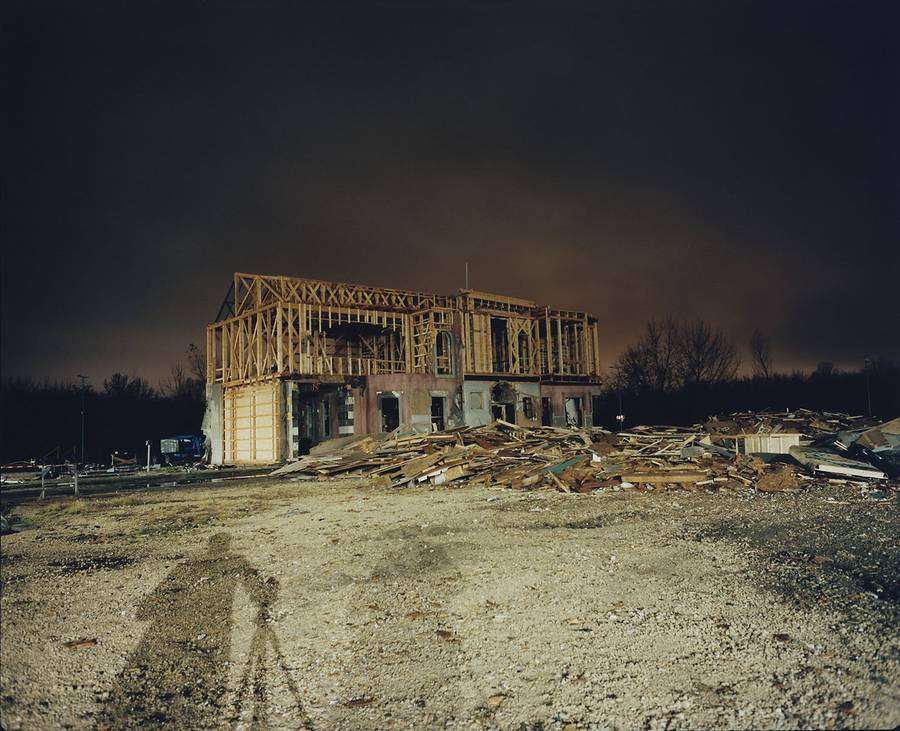 O renomado cineasta grego Yorgos Lanthimos, conhecido por seus filmes visualmente impressionantes e muitas vezes perturbadores, embarcou na fotografia com o seu último livro, chamado "Dear God, the Parthenon is still broken". Esta belíssima coleção de imagens oferece um vislumbre nos bastidores do último filme de Yorgos Lanthimos, “Poor Things”.