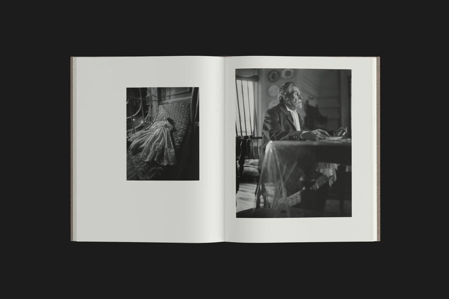 O renomado cineasta grego Yorgos Lanthimos, conhecido por seus filmes visualmente impressionantes e muitas vezes perturbadores, embarcou na fotografia com o seu último livro, chamado "Dear God, the Parthenon is still broken". Esta belíssima coleção de imagens oferece um vislumbre nos bastidores do último filme de Yorgos Lanthimos, “Poor Things”.