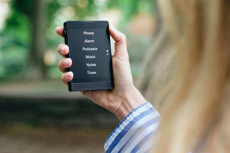 O vício em smartphones é um problema global e a maioria das soluções de desintoxicação digital oferece apenas um alívio temporário. É aí que entra o Light Phone 3: o telefone minimalista que ajuda você a recuperar a sua vida e a se concentrar no que realmente importa.