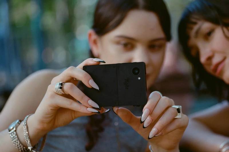 O vício em smartphones é um problema global e a maioria das soluções de desintoxicação digital oferece apenas um alívio temporário. É aí que entra o Light Phone 3: o telefone minimalista que ajuda você a recuperar a sua vida e a se concentrar no que realmente importa.