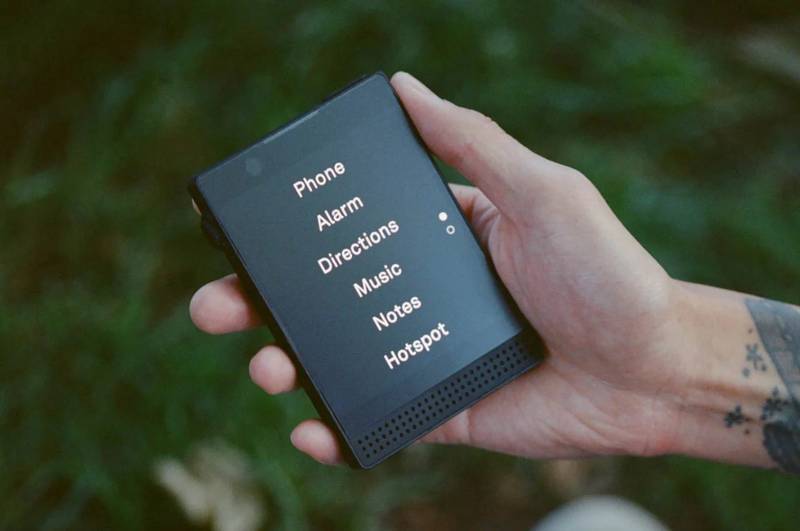 O vício em smartphones é um problema global e a maioria das soluções de desintoxicação digital oferece apenas um alívio temporário. É aí que entra o Light Phone 3: o telefone minimalista que ajuda você a recuperar a sua vida e a se concentrar no que realmente importa.