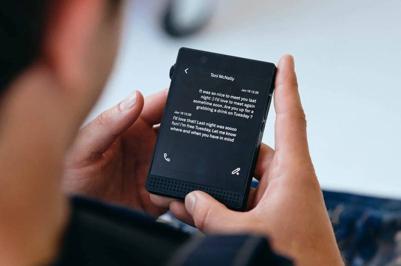 O vício em smartphones é um problema global e a maioria das soluções de desintoxicação digital oferece apenas um alívio temporário. É aí que entra o Light Phone 3: o telefone minimalista que ajuda você a recuperar a sua vida e a se concentrar no que realmente importa.